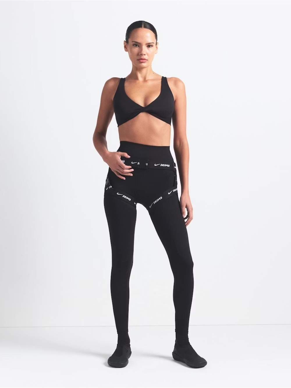 NikeSkims Matte Twist-Front Bra